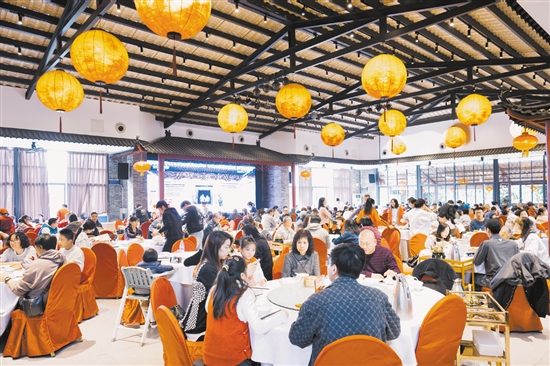 禮東美食街匯聚了30多家特色田園餐飲店，吸引了眾多游客前來品嘗美食。2022年，禮東美食街獲得第二批“廣東省粵菜美食街”榮譽稱號。