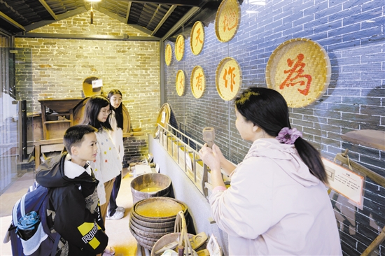 農耕文化展示館里的農具全是村民捐獻的，引發(fā)了孩子們的好奇心。