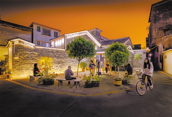 華燈初上，新華村一派安靜祥和的景象。