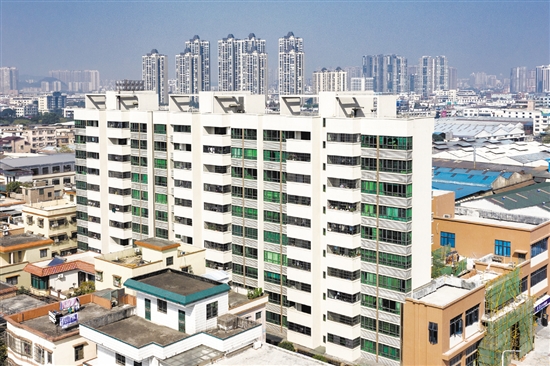 村民公寓樓拔地而起，大幅提升村民居住水平的同時還增加了村集體經濟收入。