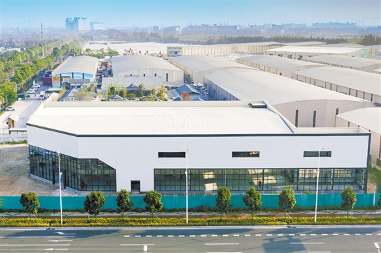 新華城商鋪項目正在加緊建設，這是該村招商引資的新引擎。