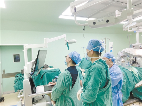 根據(jù)機器人的導(dǎo)航，骨科醫(yī)護(hù)團(tuán)隊為患者精準(zhǔn)置入內(nèi)植入物。