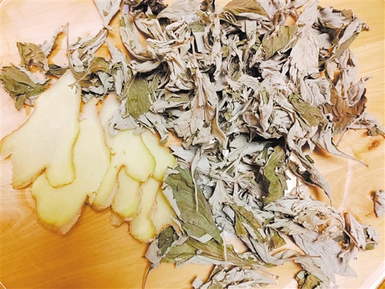 用艾葉、生姜泡腳具有溫經(jīng)、散寒、止痛的功效。