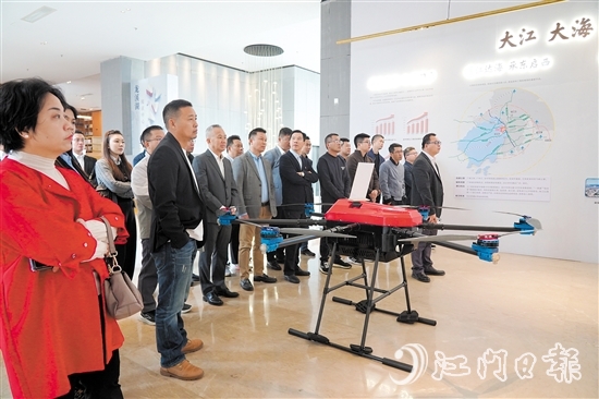 企業(yè)家們參觀龍溪湖江海區(qū)產(chǎn)業(yè)展廳。