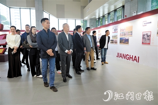 企業(yè)家們參觀江海區(qū)建區(qū)30周年檔案展。