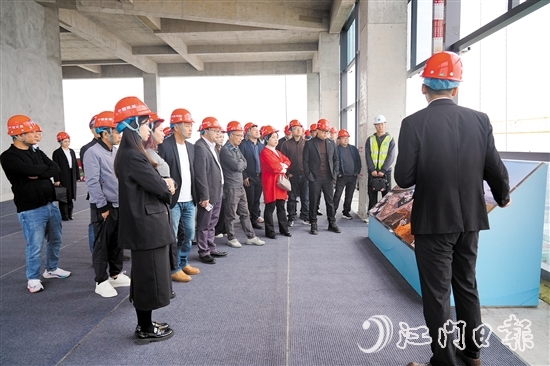 企業(yè)家們從江海區(qū)社會(huì)智慧治理技術(shù)創(chuàng)新中心16樓俯瞰安全應(yīng)急產(chǎn)業(yè)園。