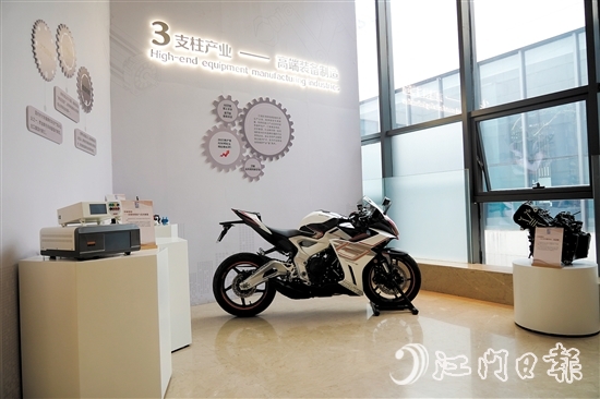 龍溪湖江海區(qū)產(chǎn)業(yè)展廳展示著一輛“江海造”摩托車(chē)。
