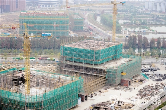 江門(mén)安全應(yīng)急產(chǎn)業(yè)園區(qū)內(nèi)，各項(xiàng)目正如火如荼建設(shè)中。