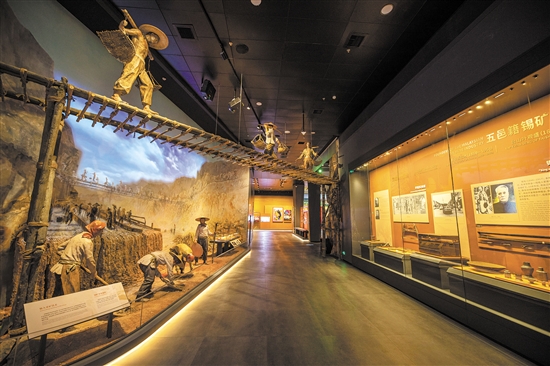 中國僑都華僑華人博物館展示了江門籍華僑華人遠(yuǎn)渡重洋赴外謀生創(chuàng)業(yè)、回報家鄉(xiāng)的完整歷史。黎禹君