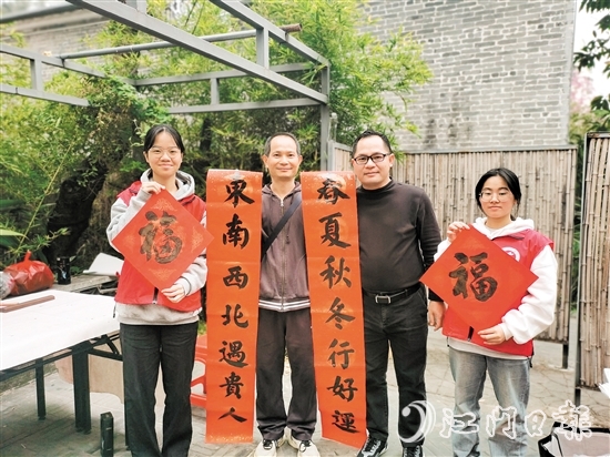 群眾拿到揮春后臉上洋溢著幸福的笑容。