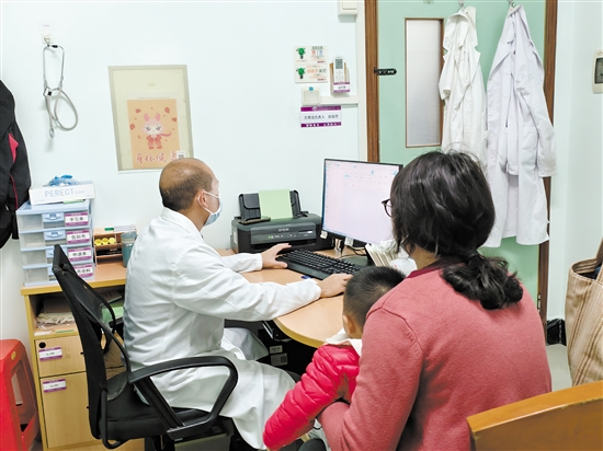 老人和小孩是流感易感人群，要注意防護。圖為醫(yī)生為患兒看診。