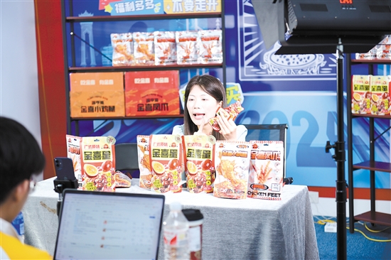 線上年貨節(jié)，企業(yè)工作人員忙直播。