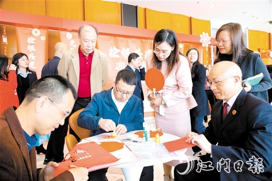 活動現(xiàn)場，不少人親手制作廉潔手工藝品。