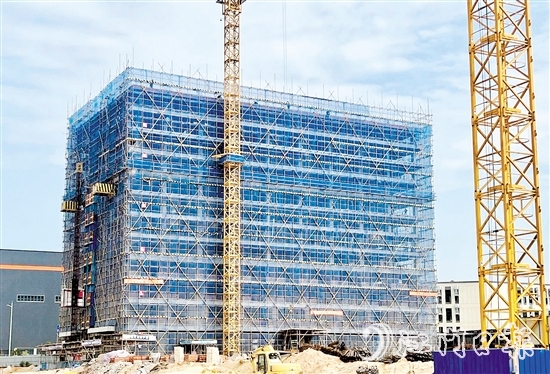 鶴山市活用信用承諾制，壓減項目審批流程，助力重大項目落地建設跑出“加速度”。圖為總投資40億元的福建友誼新材料項目，從評審過會到落地開工僅用時3個月。