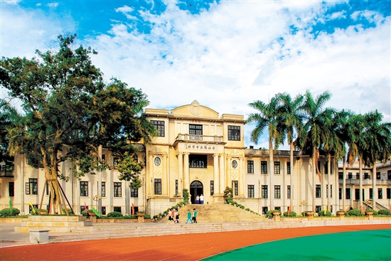 臺(tái)山一中教學(xué)大樓。