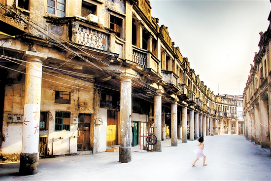 建于1927年的白沙鎮(zhèn)健康路騎樓群形成一個(gè)古樸僑墟，散發(fā)著獨(dú)特的魅力。