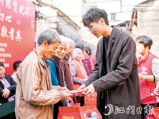 禮樂(lè)鄉(xiāng)親接收慰問(wèn)金以及禮物。