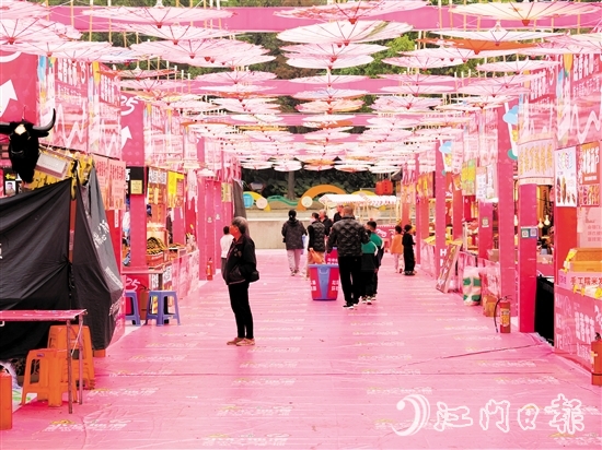 江南文化廣場的迎春花市充滿了濃濃的中國風(fēng)元素。劉瓊