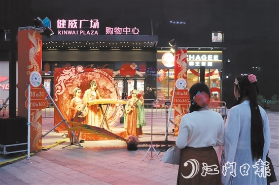 在健威廣場，身穿漢服的市民駐足欣賞國潮音樂表演。