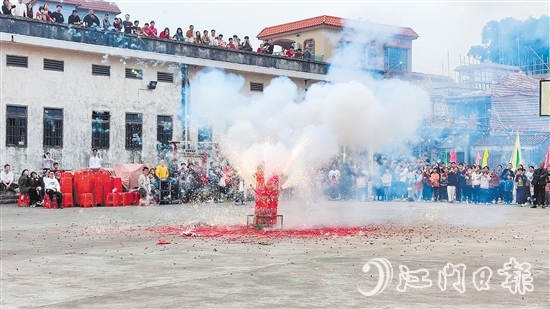 棠下鎮(zhèn)的傳統(tǒng)節(jié)慶活動搶花炮吸引了眾多村民圍觀和參與。