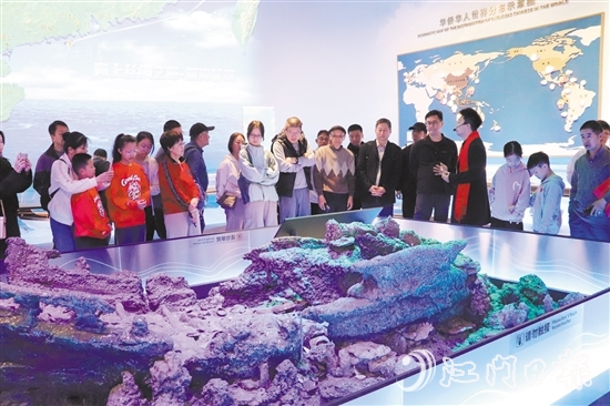 市民游客到僑博館重溫華僑歷史。