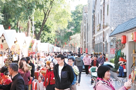 “江門有喜”茶飲咖啡年貨生活節(jié)集市在啟明里熱鬧“開擺”。