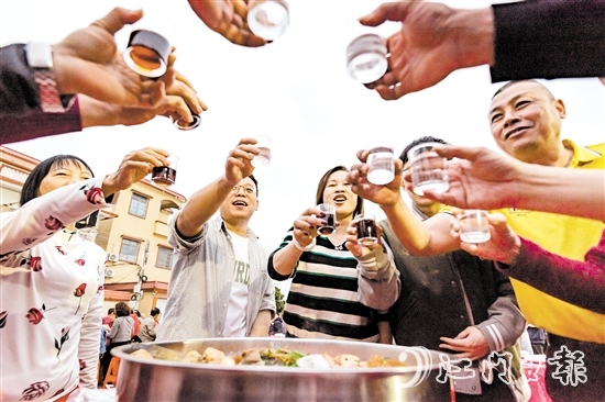 棠下鎮(zhèn)橫江東邊村的村民組織晚宴、共慶春節(jié)。