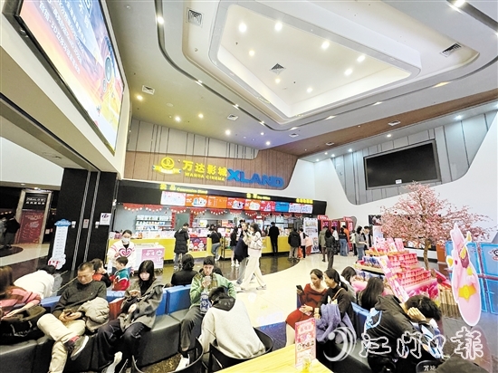 大年初二，江門萬達(dá)影城迎來許多觀影的市民。