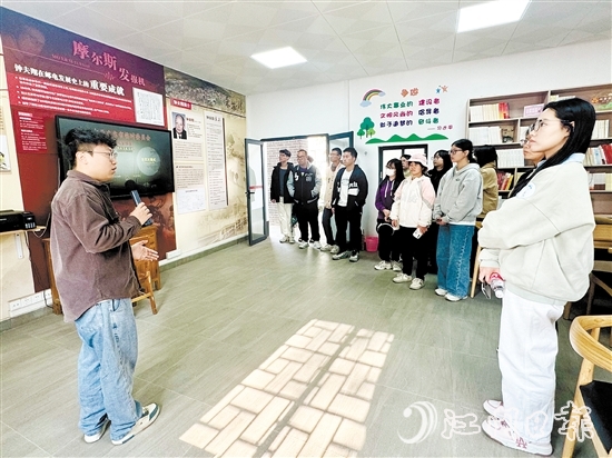 學(xué)子走訪省“百千萬(wàn)工程”典型村和企業(yè)，了解家鄉(xiāng)發(fā)展情況。