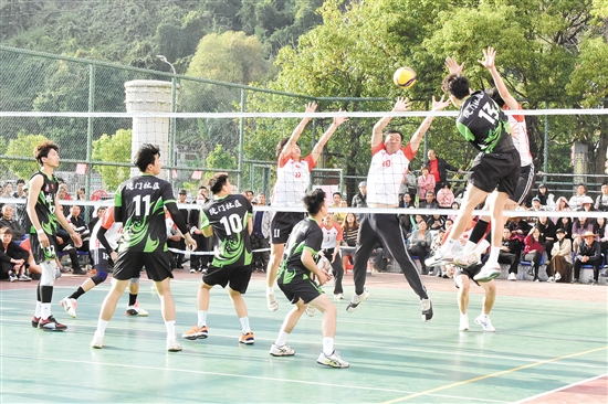 臺山市北陡鎮(zhèn)九人排球賽激情上演。