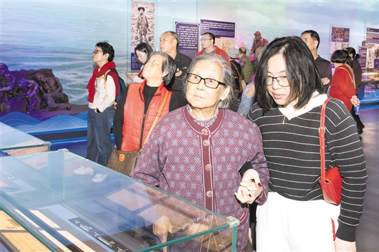 游客在中國僑都華僑華人博物館領略僑鄉(xiāng)文化魅力。