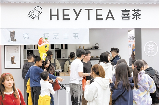 許多在啟明里游玩的游客慕名來到喜茶的店鋪，點上一杯飲品。