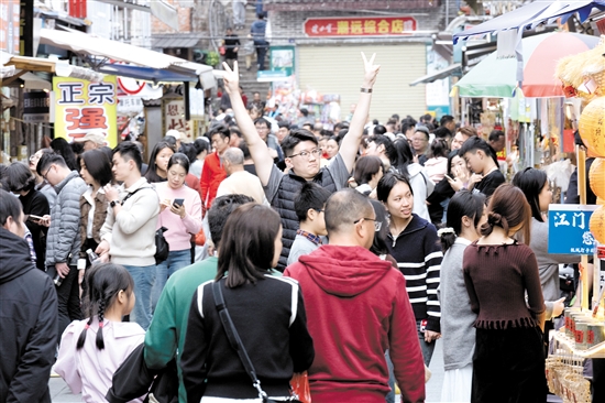 長堤歷史文化街區(qū)游人如織。