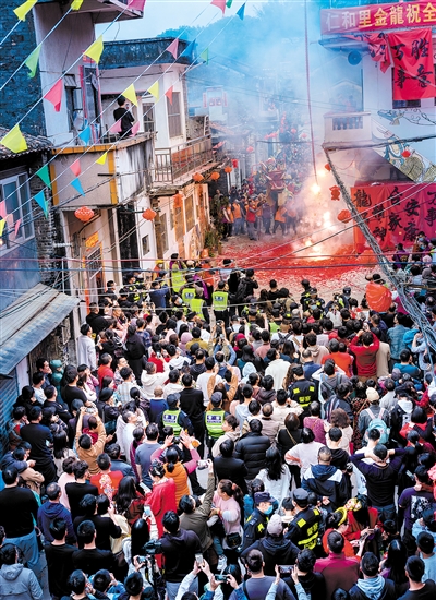 新會區(qū)三江鎮(zhèn)仁和里金龍巡游，鞭炮齊鳴。