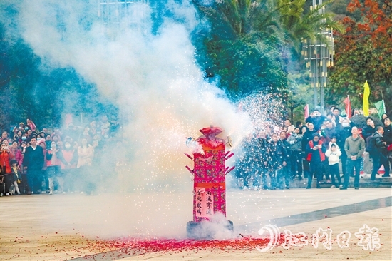 搶花炮活動(dòng)人氣十足。劉淑君