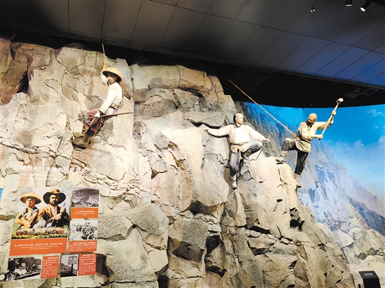 僑博館再現(xiàn)華工在美修建鐵路情景。