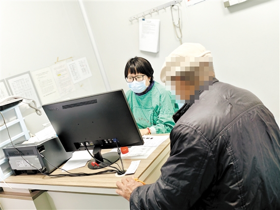 出現(xiàn)流感癥狀應(yīng)及時就醫(yī)。