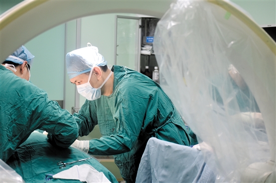 疼痛科團隊將電極精確植入患者脊髓特定位置。