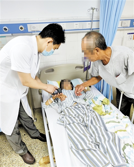 黃俊偉查房，查看患者情況。