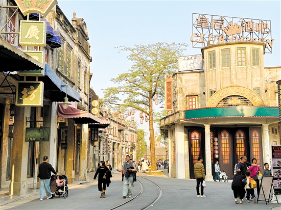 在赤坎華僑古鎮(zhèn)，游客可以漫步游覽觀賞600多座騎樓建筑。