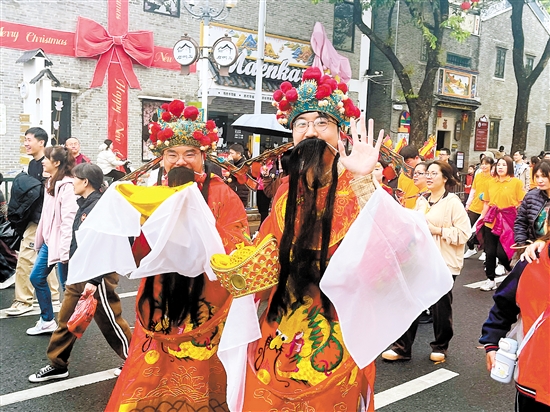 由賀歲人偶、卡通人偶組成的“顯眼包”方陣格外吸睛。