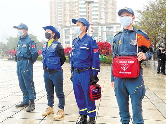 藍(lán)天救援隊(duì)隊(duì)員一早趕到活動(dòng)現(xiàn)場(chǎng)，保障參賽者能隨時(shí)獲得專業(yè)的應(yīng)急救援服務(wù)。