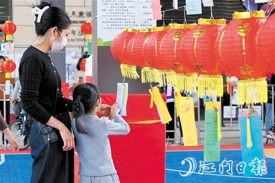 元宵節(jié)游園活動現(xiàn)場，240個火紅燈籠整齊排列，燈籠上懸掛著數(shù)張寫有謎面的紙條，吸引不少市民前來挑戰(zhàn)。