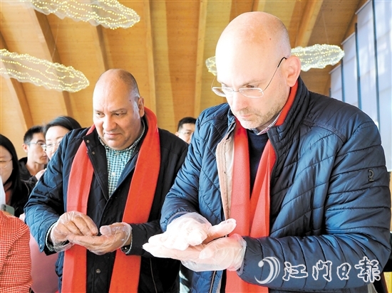 外籍高管職工學(xué)習(xí)制作鶴山特色美食。