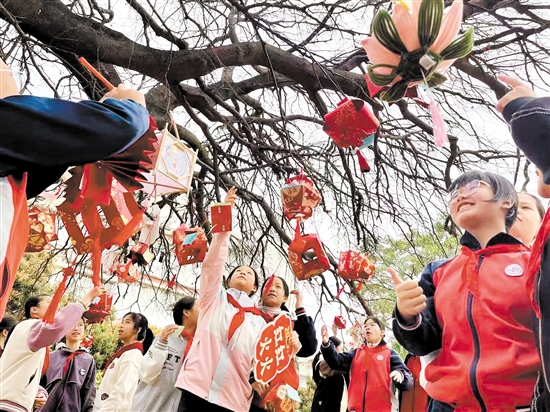 江門市怡福中學(xué)學(xué)生書寫新學(xué)期愿望，掛在校園內(nèi)的百年古樹上。