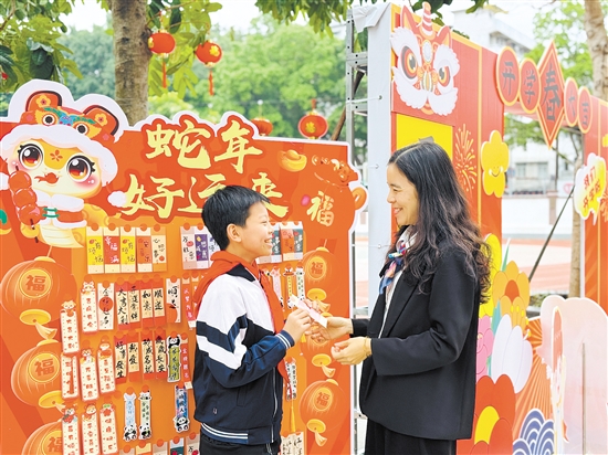 方寸之間，溫情無限。開平市僑園路小學(xué)給學(xué)生派發(fā)書簽。