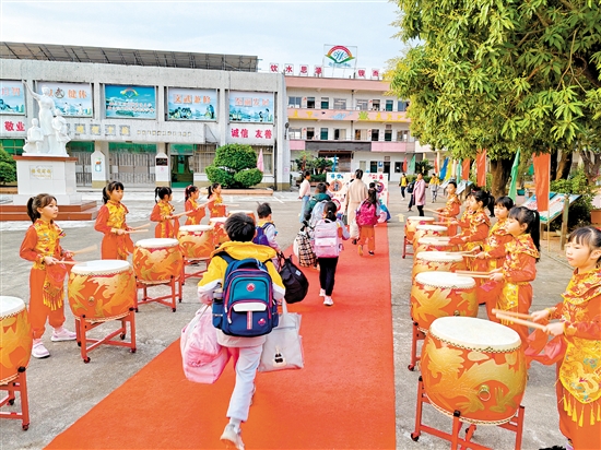 新會(huì)崖門黃沖小學(xué)以蔡李佛醒獅和鼓樂迎接學(xué)生。