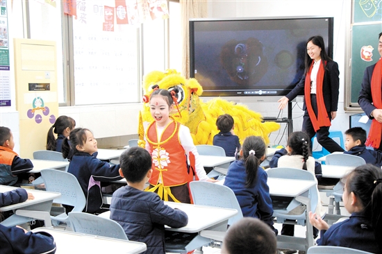 鶴山市碧桂園學(xué)校學(xué)生扮演哪吒，給同學(xué)們帶來驚喜。