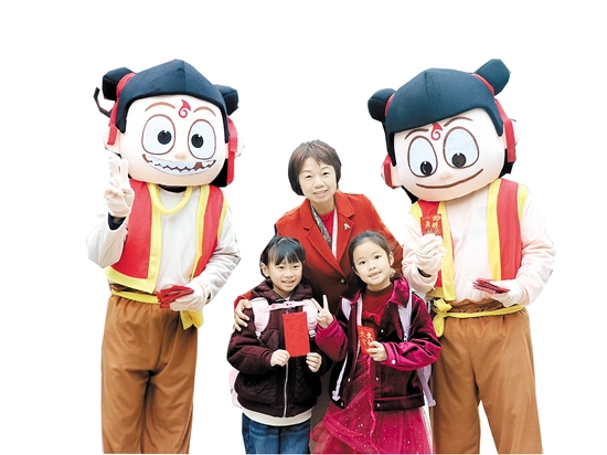 “哪吒”現(xiàn)身陳白沙小學(xué)，給學(xué)生帶來祝福。