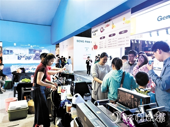 市民品嘗西啡膠囊咖啡機制作的咖啡。陳嬋